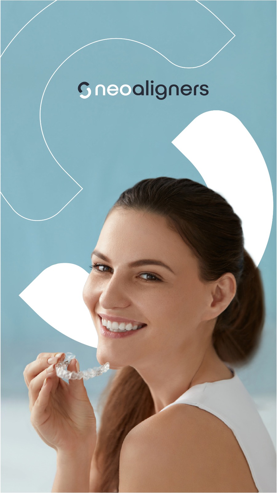 Paciente sonriendo con sus alineadores transparentes